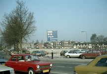 804302 Gezicht op het terrein tussen het Leidseveer (voorgrond), de Hoenderstraat (naar rechts) en de Knipstraat ...